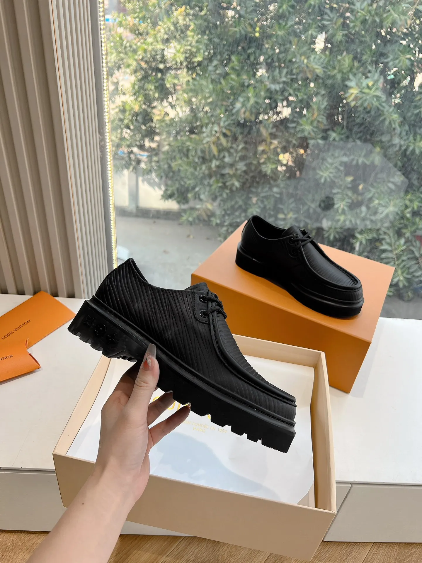 👟👟Ex-factory price 720👟👟 What you see is what you get G199 top version Louis Vuitto Louis Vuitton LV donkey brand L Carrefour shoes Archlight classic Skate sports and leisure thick-soled shoes Your LV outfit is shared today Louis Vuitton Presbyopic thick-soled loafers Original purchase and development Production Original purchase and development Production This LV Archlight sneaker is from Cut from cow leather in a playful shape. Double laces embellished with Louis Vuitton logo beading. The wide tongue and wavy outsole establish recognition, both are decorated with the LV Circle logo ▪️Fabric: Original imported original material ▪️Inner lining: Original customized lining ▪️Sole: Original molded genuine ▪️Size: Women's 35-45 (please note male and female when ordering at 39.40, 45 is not refundable or exchangeable for customization)